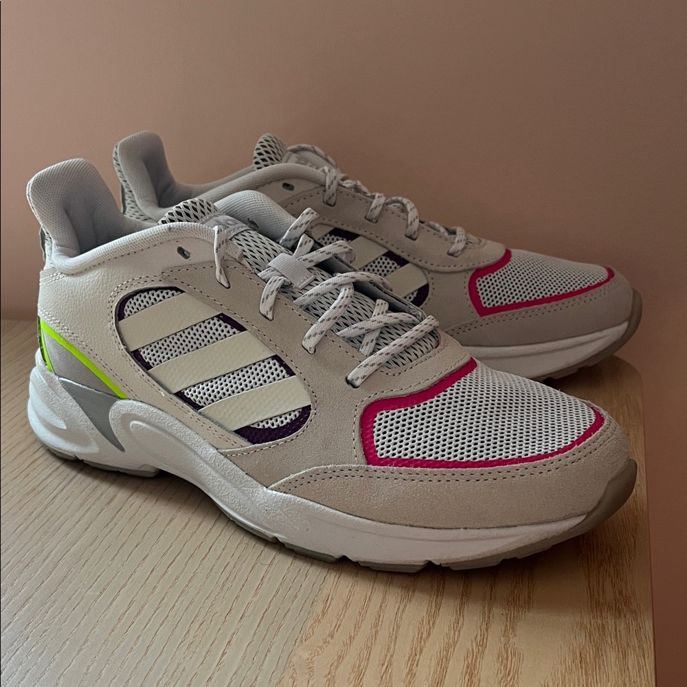 NWOB ADIDAS 90s Valasion White Grey Women's Sneaker Athletic Running Shoe Sz 9.5